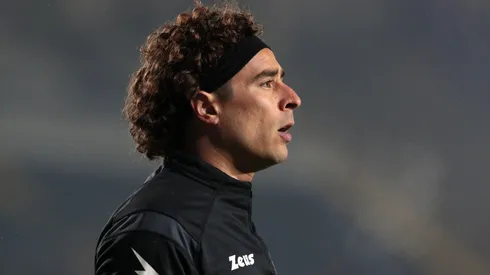 Guillermo Ochoa recibe un premio en Salernitana