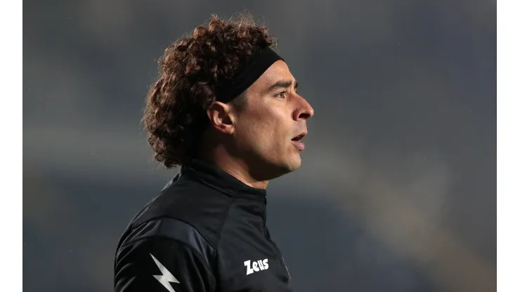 Guillermo Ochoa recibe un premio en Salernitana