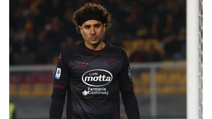 Turbulento presente para Guillermo Ochoa en Italia