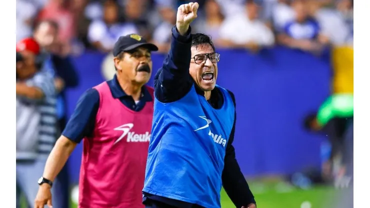 Mario García levanta la mano para dirigir al Tri Sub 23 (Foto: imago7)