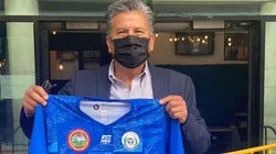 Raúl Arias con el jersey del Deportivo Achuapa de Guatemala.