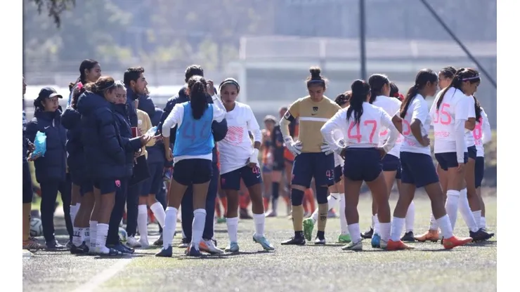 Afición presta atención a Pumas Femenil por acciones de su entrenador (Foto: imago7)