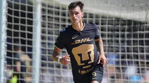 Juan Dinenno en el festejo de su gol 50.