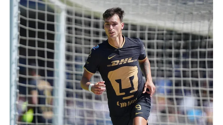 Juan Dinenno en el festejo de su gol 50.