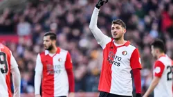 Santi Giménez fue titular en el empate ante PSV