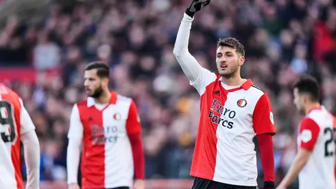 Santi Giménez fue titular en el empate ante PSV