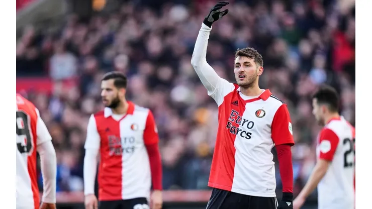 Santi Giménez fue titular en el empate ante PSV