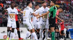 Juan Dinenno reclama un penalti a su favor que no le marcaron.