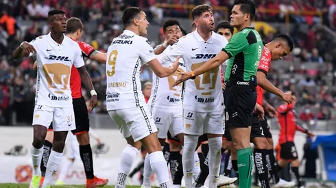 Juan Dinenno reclama un penalti a su favor que no le marcaron.