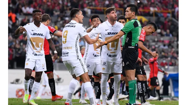 Juan Dinenno reclama un penalti a su favor que no le marcaron.