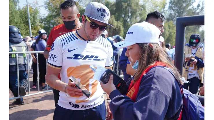 Aficionado de Pumas con su Fan ID