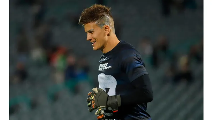 Sebastián Sosa durante el calentamiento ante Santos.