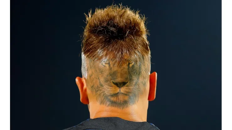 Tatuaje del León que tiene Sebastián Sosa en la cabeza.