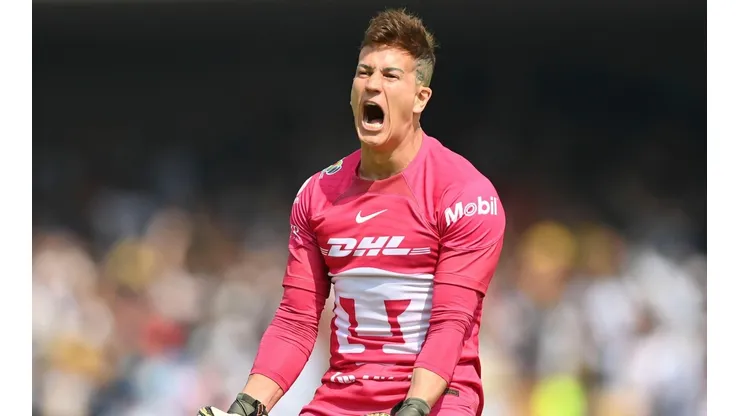 Sebastián Sosa festeja un gol en CU.