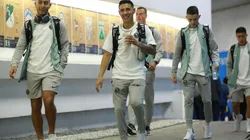 Sebastián Cáceres y Leonardo Suárez en una llegada al estadio Azteca.
