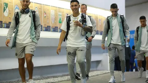 Sebastián Cáceres y Leonardo Suárez en una llegada al estadio Azteca.