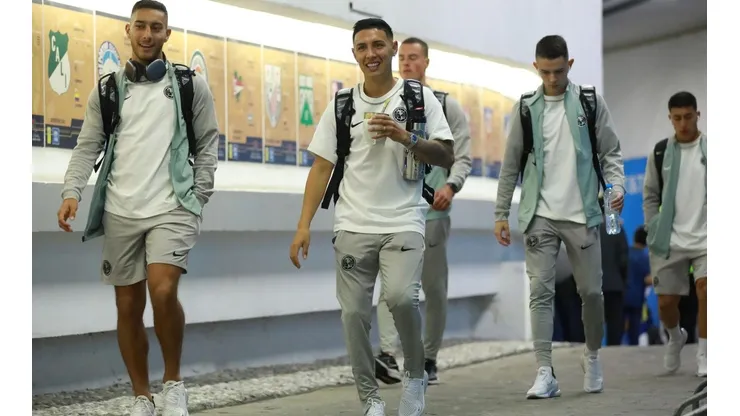 Sebastián Cáceres y Leonardo Suárez en una llegada al estadio Azteca.
