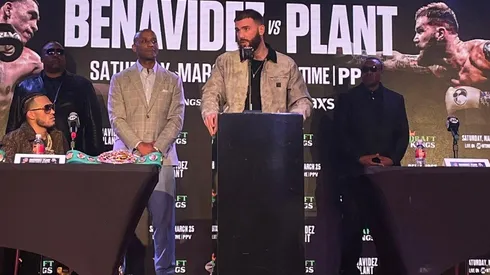 Caleb Plant y David Benavidez tuvieron un picante face to face con insultos y golpes.