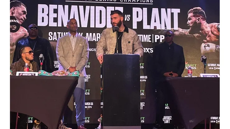 Caleb Plant y David Benavidez tuvieron un picante face to face con insultos y golpes.