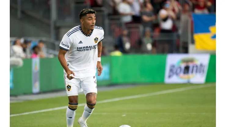 Julián Araujo con Galaxy 2022
