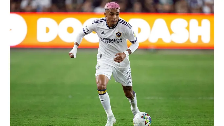 El fichaje de Julián Araujo a Barcelona se podría caer.