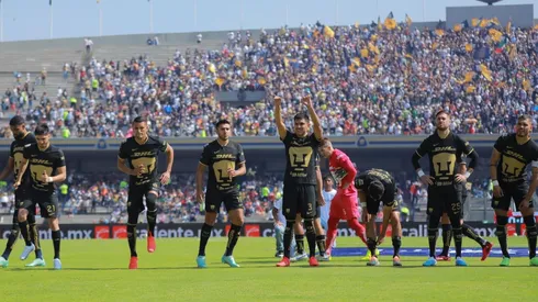 El equipo de Pumas durante el protocolo de la Liga MX.