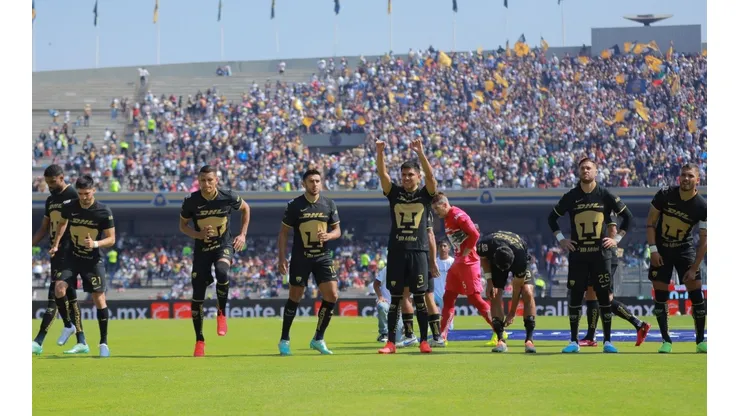 El equipo de Pumas durante el protocolo de la Liga MX.
