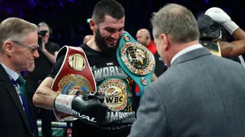 Artur Beterbiev superó a Yarde con un escalofriante KO y pidió a Bivol.