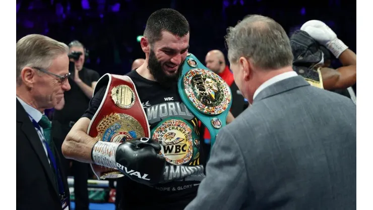 Artur Beterbiev superó a Yarde con un escalofriante KO y pidió a Bivol.