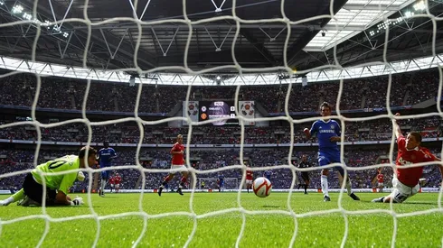 Imagen del primer gol del Chicharito Hernández con el Manchester United.
