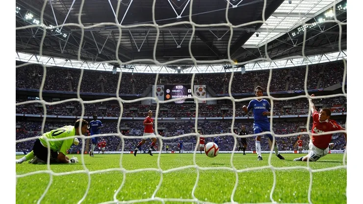 Imagen del primer gol del Chicharito Hernández con el Manchester United.