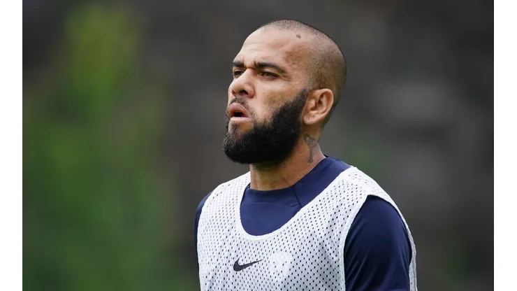 Dani Alves en un entrenamiento con Pumas en el Apertura 2022.