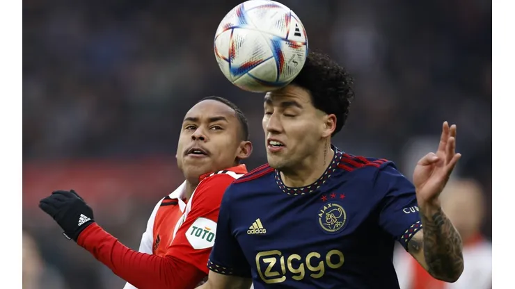 ROTTERDAM - (LR) Igor Paixao of Feyenoord, Jorge Sanchez of Ajax during the Dutch premier league match between Feyenoord