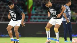 Eduardo Salvio y Nicolás Freire, previo a un partido de Pumas en el Clausura 2023.