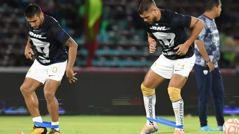 Eduardo Salvio y Nicolás Freire, previo a un partido de Pumas en el Clausura 2023.