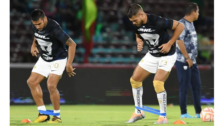 Eduardo Salvio y Nicolás Freire, previo a un partido de Pumas en el Clausura 2023.