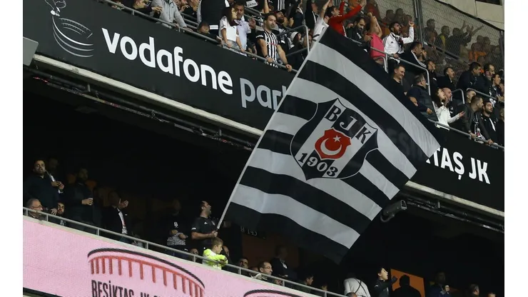 Fans del Besiktas en el estadio Vonafone.