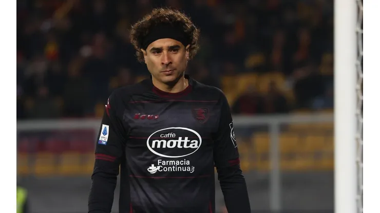 Guillermo Ochoa en el partido que Salernitana le ganó al Lecce.