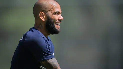 Dani Alves en un entrenamiento de Pumas en el torneo Apertura 2022.