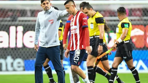 Veljko Paunovic con Roberto Alvarado, mundialista por Chivas en Qatar 2022.