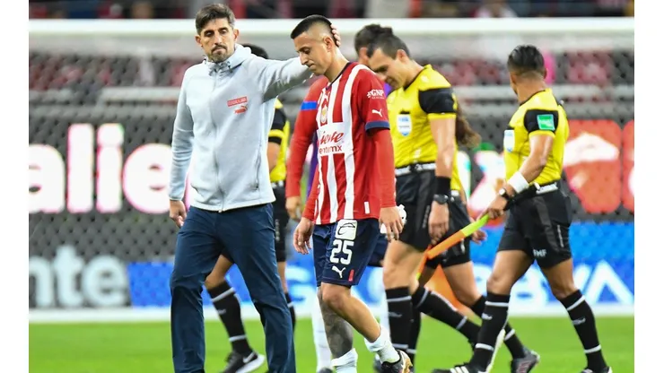 Veljko Paunovic con Roberto Alvarado, mundialista por Chivas en Qatar 2022.