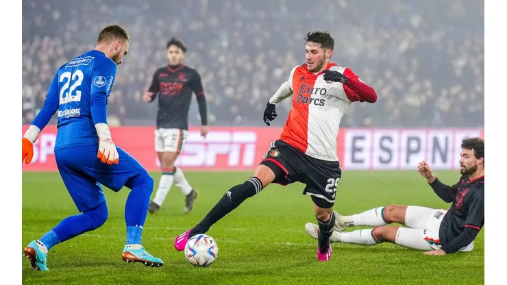 Santi Giménez protagonizó un curioso "gol fantasma" con Feyenoord