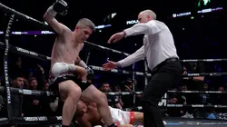 ¡Insólito! Quiso seguir peleando después que lo noquearan y casi lo vuelven a noquear