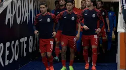 Isaac Brizuela, Víctor Guzmán y Antonio Briseño en la primera fila de las Chivas.