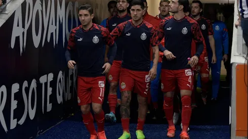 Isaac Brizuela, Víctor Guzmán y Antonio Briseño en la primera fila de las Chivas.