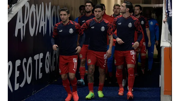 Isaac Brizuela, Víctor Guzmán y Antonio Briseño en la primera fila de las Chivas.