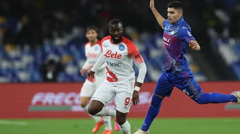 Johan Vásquez, del Cremonese, jugó los 120 minutos ante el Napoli.