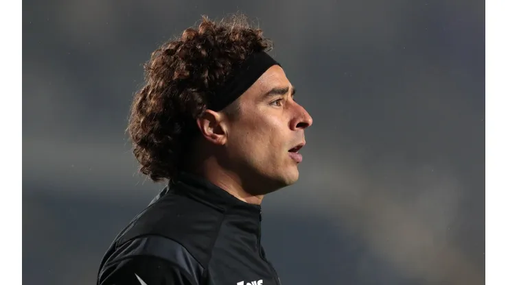 Guillermo Ochoa sufrió a su propia defensa y recibió la peor goleada de su carrera