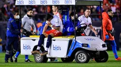 Alexis Vega abandonó la cancha entre lágrimas y en el carrito de las asistencias.