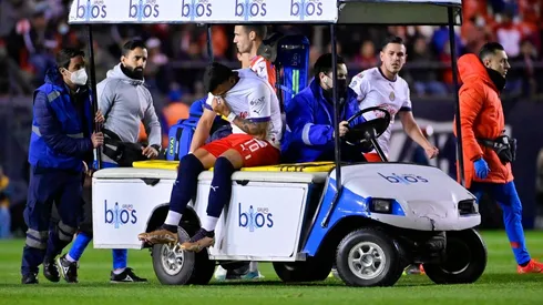 Alexis Vega abandonó la cancha entre lágrimas y en el carrito de las asistencias.